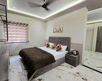 Zipcode Stay ; Family Suite with Balcony - Agra