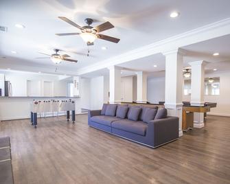 Large Renovated 6 Bedroom 5 Bath Private Home With Lots Of Space! - Saint Leonard - Living room