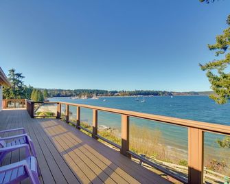 Waterfront Pnw Escape With Deck And Beac - Port Hadlock - Balcony