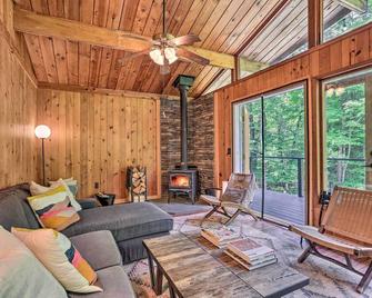High Falls Restorative Cabin in the Woods! - High Falls - Living room