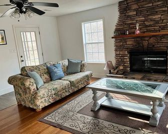 Remodeled Countryside Getaway with its own private hiking trail. - Linden - Living room