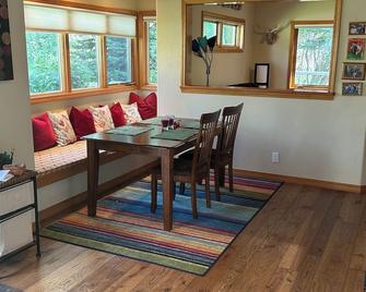2 Bd. 2 Bath Charming Country Guest House Close To Ski Slopes Of Sun Valley - Hailey - Dining room