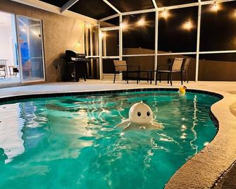 Amazing heated pool 4 BR/2 baths newly renovated home with large deck! - Wesley Chapel - Pool