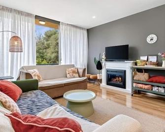 Fingal 1br Sleeps 5 Apartment 28, Golf ,beach, Hot Springs - Fingal - Living room