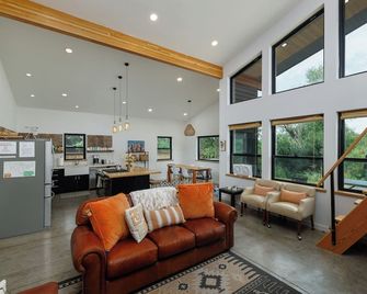 Gallatin River Retreat: 3BR Home with Hot Tub, Fly Fishing & Stunning Views - Gallatin Gateway - Cocina