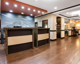 La Quinta Inn & Suites by Wyndham Auburn - Auburn - Лоббі