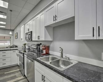 Downtown Apartment next to Lake & Hospital - Albert Lea - Kitchen