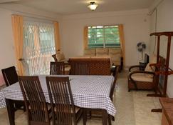 One Bedroom Apartment in the heart of Beau Vallon - Beau Vallon - Dining room