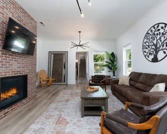 Vintage Gem 5-minute walk to Downtown Carson City! 25 minute drive to Lake Tahoe - Carson City - Living room