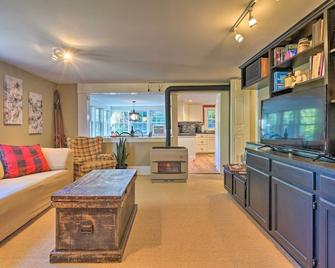 3-Acre Lodge w/ Snowmobile & Four-Wheeling Trails - Coudersport - Sala de estar