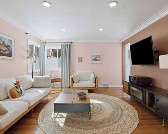 Luxury Retreat-King Bed-Finished Basement-Backyard - Crafton - Living room