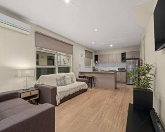 Offroad Apartment 4 opposite Lake Victoria - Shepparton - Living room