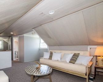Beach Paradise- Ocean Bay Park Fire Island Sleeps 10 - East Islip - Living room