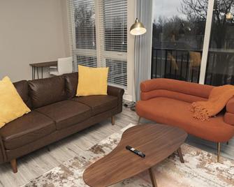 Broad Ripple Peaceful Retreat 1BR with Free Parking - Indianápolis - Sala de estar