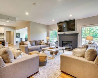 Spacious Thornville Home about 8 Mi to Buckeye Lake! - Thornville - Sala de estar