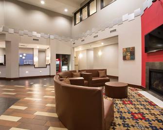 Holiday Inn Express & Suites Denver North - Thornton - Thornton - Lobby