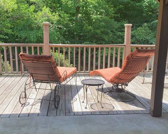 Beautiful cabin style casita on five acres with private lake and creek - Nashville - Balcony