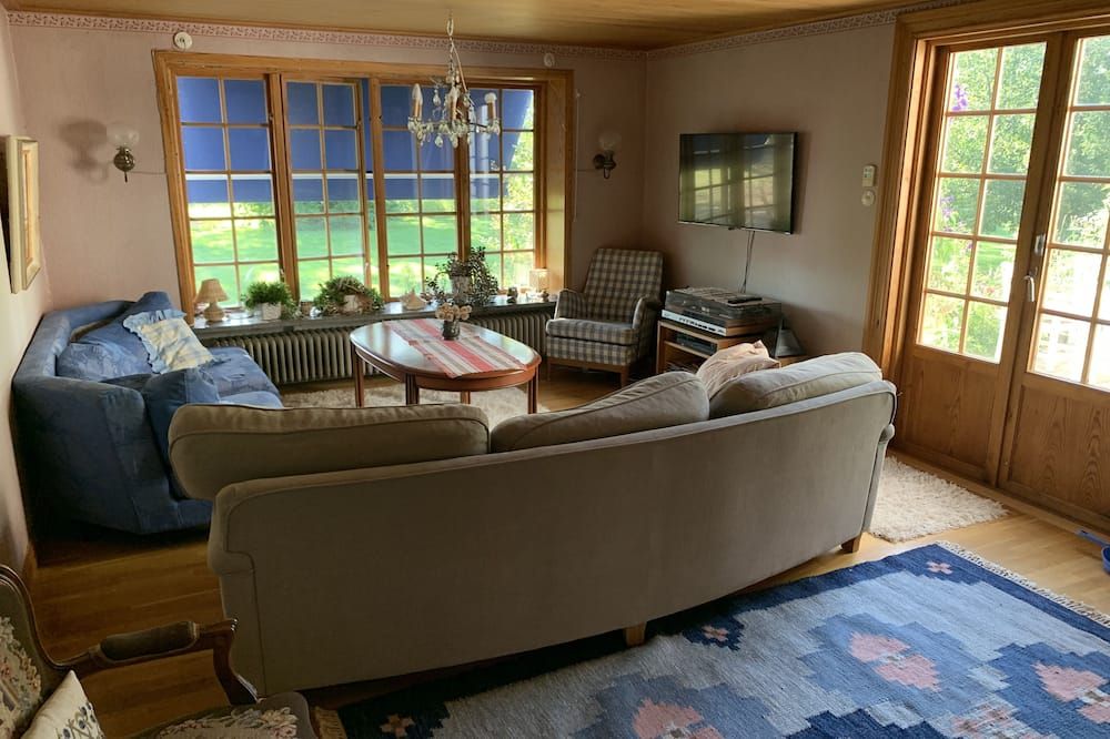 Historic Farmstead with beautiful views out to Swedish countryside - Ödeshög - Living room
