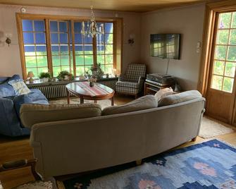 Historic Farmstead with beautiful views out to Swedish countryside - Ödeshög - Sala de estar