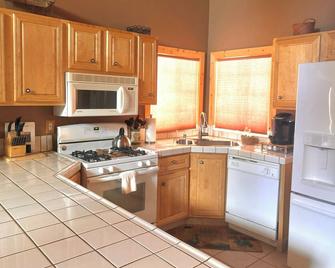 Cozy Cabin with wrap around porch. Walking distance to Chalet View Lodge. - Portola - Cocina