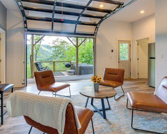 Hot Tub and Mountain Views Secluded Marion Escape! - Marion - Living room