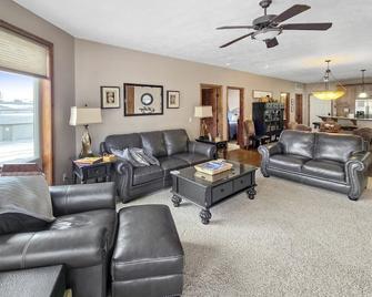 Bridges Bay Resort Coronado building 200 - Arnolds Park - Living room