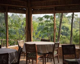 Tigertops Elephant Camp - Kawasoti - Comedor