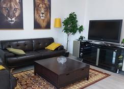 Deluxe Apartment on YAS with Sea View Balcony - Abu Dhabi - Living room