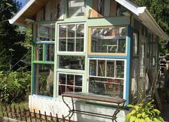 Cozy ,artistic cottage in a garden setting close to the beach and hiking trails. - Powell River - Edificio