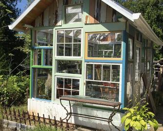Cozy ,artistic cottage in a garden setting close to the beach and hiking trails. - Powell River - Building