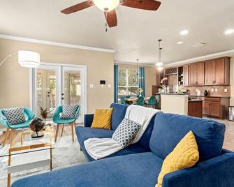 Long Stay Only Cibolo Getaway Pool Air Hockey - Cibolo - Living room