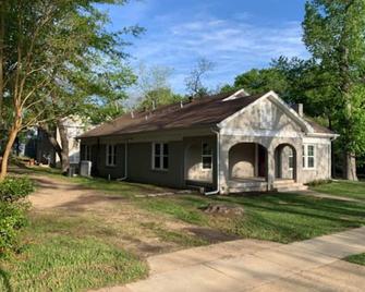 Azalea District Comfort and Charm - Tyler - Building