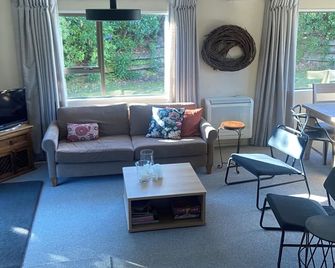 1980's modernized home, large backyard, great indoor outdoor living. - Wanaka - Living room