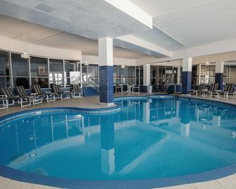 320 - One Bedroom Condo Suite w/2 Queens - Delavan - Pool