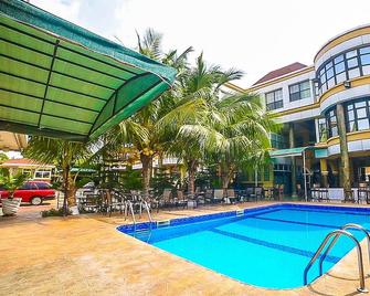 Charleston Hotel - Accra - Bể bơi
