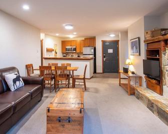 Snow Creek Lodge by Fernie Lodging Co - Fernie - Living room