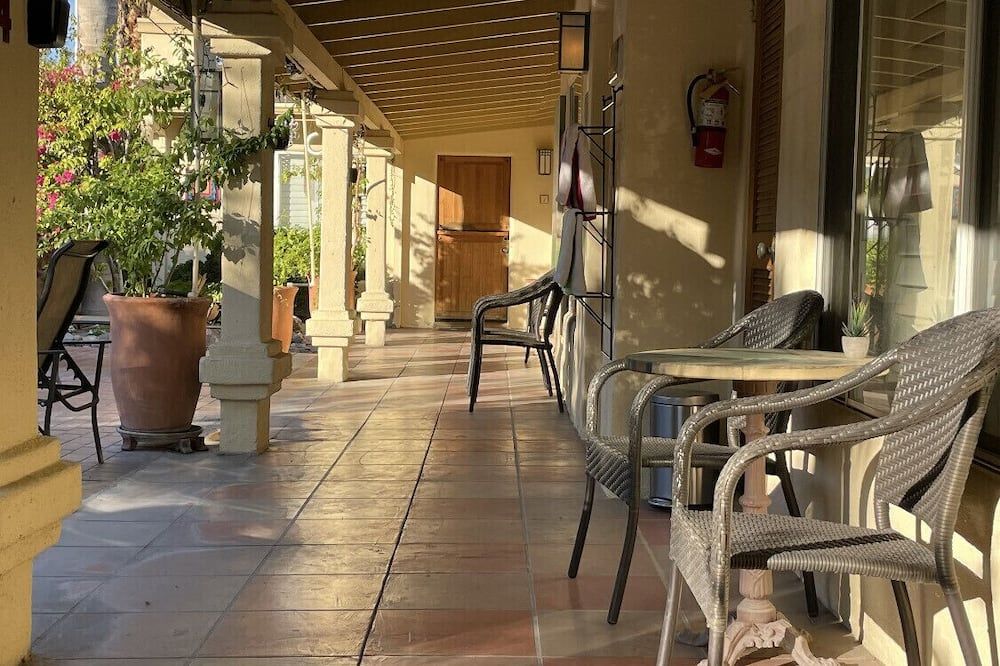 Room 2 (studio) with kitchenette in boutique hotel by the pool in downtown PS - פאלם ספירנגס - פטיו