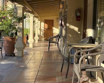 Room 2 (studio) with kitchenette in boutique hotel by the pool in downtown PS - بالم سبرينغس - شرفة مرصوفة