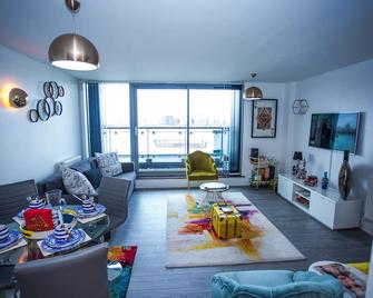 Music Box Pent House - London - Living room