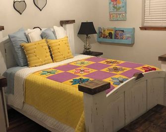 Quiet Country Cottage - Jay - Bedroom