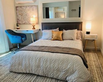 Cozy and stylish 3-bedroom house with AC, WiFi in quiet nature setting - Cromberg - Bedroom