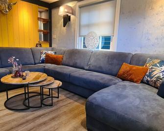 Bontekoe Detached house by the water with garden and jetty 2 -10 Persons - Oudesluis - Sala de estar
