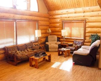 Three Level Log Home On Private 40 Acre Estate. - Swift Current - Huiskamer
