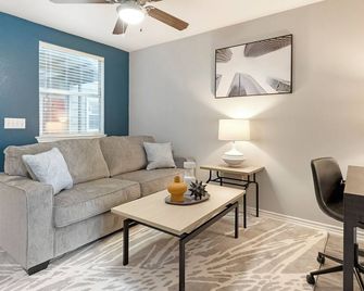 Landing South San Antonio - 聖安東尼奧 - 客廳