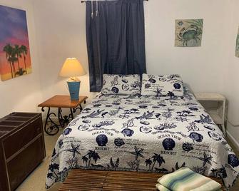 Beach Side Studio #2 Apts - Norfolk - Habitación