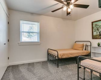 3-bedroom house in El Reno near Lake and rt 66! - El Reno - Bedroom