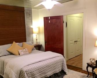 7 Private Acres Minutes to Asheville NC/ Pet Friendly /5G Wi-Fi - Weaverville - Habitación