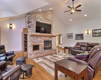 Private waterfront lake, sand beach, bar, 4 minutes to the chain, private launch - Three Lakes - Living room