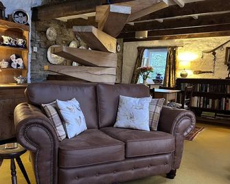 Character cottage, rural location 2 miles from the picturesque Newport village - Newport - Salon
