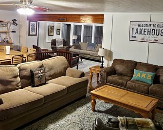Welcome to Lochness Lakehouse at Toledo Bend - Many - Lounge